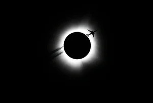 Breathtaking Photos: The Once-in-a-Century Total Solar Eclipse in North America - image 2