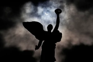 Breathtaking Photos: The Once-in-a-Century Total Solar Eclipse in North America - image 5