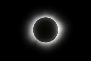 Breathtaking Photos: The Once-in-a-Century Total Solar Eclipse in North America - image 15