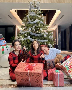 Comedian Viet Huong Celebrates a Warm and Joyful Christmas with Family - image 6
