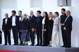 Shu Qi Radiates Timeless Classic Beauty at Venice Closing Ceremony - image 8