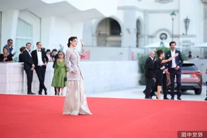 Shu Qi Radiates Timeless Classic Beauty at Venice Closing Ceremony - image 3