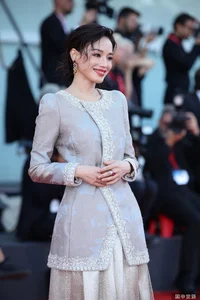 Shu Qi Radiates Timeless Classic Beauty at Venice Closing Ceremony - image 0