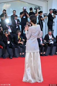 Shu Qi Radiates Timeless Classic Beauty at Venice Closing Ceremony - image 5