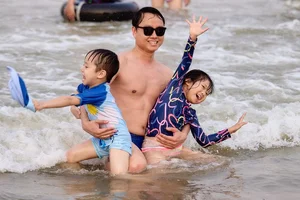 Packed to the Brim: Thousands of Tourists Flock to Sam Son Beach for Summer - image 3