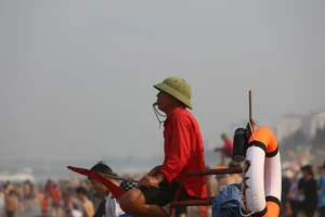 Packed to the Brim: Thousands of Tourists Flock to Sam Son Beach for Summer - image 2