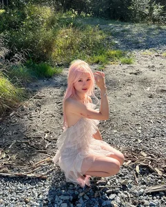 Bold Fashion Choices: Vietnamese-Origin Streamer Goes Viral with Elegant Backless Style - image 4