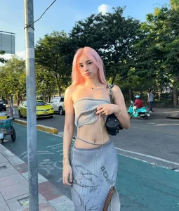 Bold Fashion Choices: Vietnamese-Origin Streamer Goes Viral with Elegant Backless Style - image 2