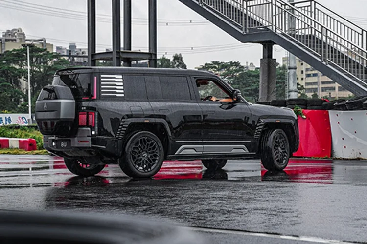 Yangwang U8L: China's Luxury SUV Rivaling the Rolls-Royce Cullinan