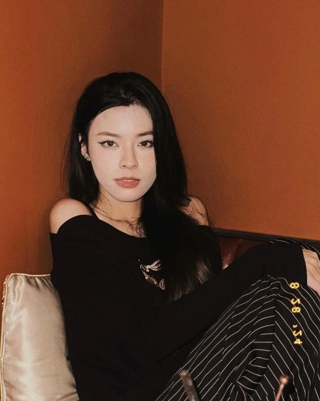 The Rise of the Storytelling Hot Girl: Captivating Audiences with Modest Style and Charisma