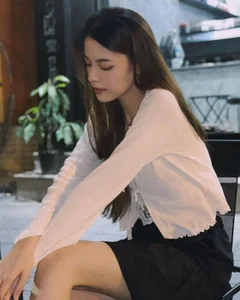 The Rise of the Storytelling Hot Girl: Captivating Audiences with Modest Style and Charisma - image 1