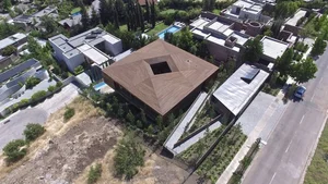 Innovative Floating House Design with Stunning Open-Air Skylight - image 6