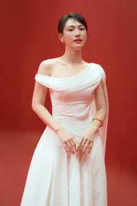 Radiant Beauty: Vietnamese Actress Phương Anh Đào Stuns in Elegant Close-Up Portraits Highlighting Her Natural Glow and Sophisticated Style - image 1