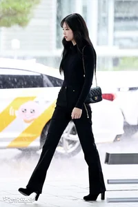 Jennie of BLACKPINK Stuns in Minimalist Airport Fashion Look - image 6