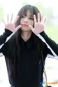 Jennie of BLACKPINK Stuns in Minimalist Airport Fashion Look - image 4