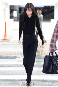 Jennie of BLACKPINK Stuns in Minimalist Airport Fashion Look - image 5