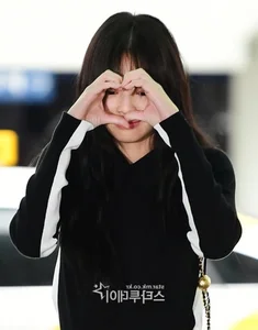 Jennie of BLACKPINK Stuns in Minimalist Airport Fashion Look - image 3