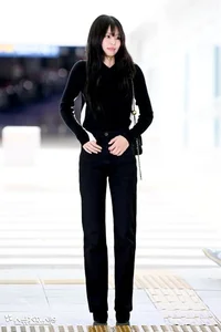 Jennie of BLACKPINK Stuns in Minimalist Airport Fashion Look - image 1