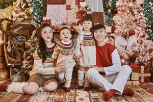 Footballer Phan Van Duc and Family Share Heartwarming Early Christmas Photos - image 3