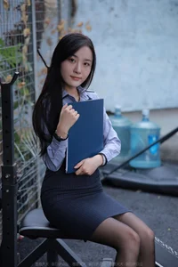 Professional Elegance: IESS Wanping Black Silk Secretary Style Gallery - image 0