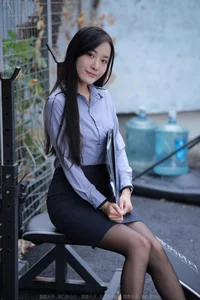 Professional Elegance: IESS Wanping Black Silk Secretary Style Gallery - image 3