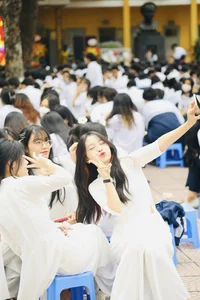 Beautiful Gen Z Style of Late Artist Giang Coi's Daughter - image 5