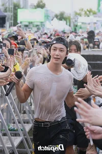 3rd Gen K-Pop Idol's Modest Waterbomb Look Goes Viral for All the Right Reasons - image 3