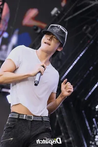 3rd Gen K-Pop Idol's Modest Waterbomb Look Goes Viral for All the Right Reasons - image 1