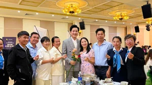 Vietnamese Celeb Buzz: Hoai Lam's New Look and Diem Huong's Canada ER Controversy - image 48
