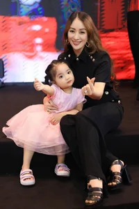 Vietnamese Celeb Buzz: Hoai Lam's New Look and Diem Huong's Canada ER Controversy - image 51
