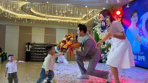 Vietnamese Celeb Buzz: Hoai Lam's New Look and Diem Huong's Canada ER Controversy - image 32