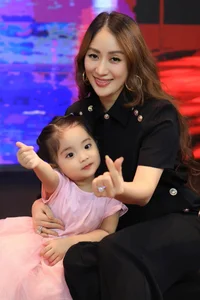 Vietnamese Celeb Buzz: Hoai Lam's New Look and Diem Huong's Canada ER Controversy - image 4