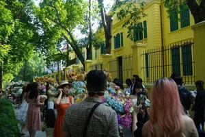 Hanoi Streets Bustle on September 2nd Holiday: Flower Vendors Earn Millions as Crowds Seek Perfect Photos - image 5