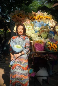 Hanoi Streets Bustle on September 2nd Holiday: Flower Vendors Earn Millions as Crowds Seek Perfect Photos - image 9
