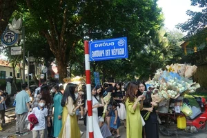 Hanoi Streets Bustle on September 2nd Holiday: Flower Vendors Earn Millions as Crowds Seek Perfect Photos - image 7