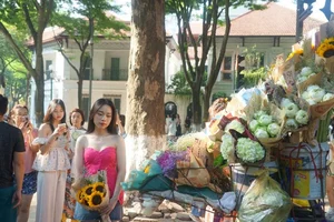 Hanoi Streets Bustle on September 2nd Holiday: Flower Vendors Earn Millions as Crowds Seek Perfect Photos - image 1