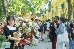 Hanoi Streets Bustle on September 2nd Holiday: Flower Vendors Earn Millions as Crowds Seek Perfect Photos - image 4