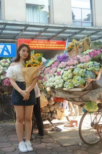 Hanoi Streets Bustle on September 2nd Holiday: Flower Vendors Earn Millions as Crowds Seek Perfect Photos - image 6