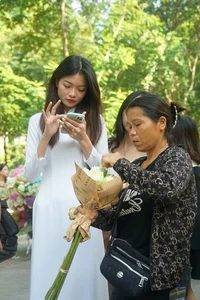 Hanoi Streets Bustle on September 2nd Holiday: Flower Vendors Earn Millions as Crowds Seek Perfect Photos - image 10