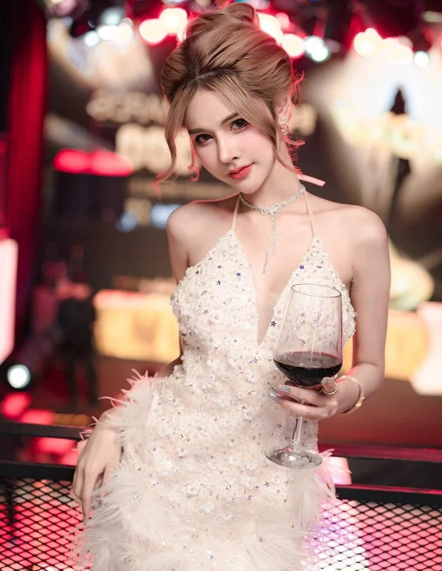 Sexy Christmas Outfit Ideas: How to Dress Glamorous for the Holidays