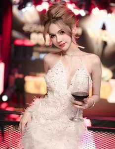 Sexy Christmas Outfit Ideas: How to Dress Glamorous for the Holidays - image 0