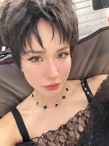 Celebrity Winter Getaway: Huyen Baby's Family in Korea and Diep Lam Anh's New Look - image 5