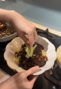 Female Singer Gains Praise After Preparing Heartfelt Meal for Her Mother - image 9