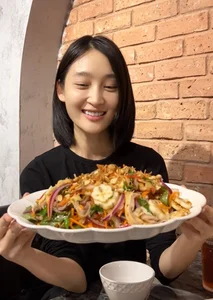Female Singer Gains Praise After Preparing Heartfelt Meal for Her Mother - image 13