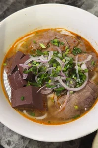Female Singer Gains Praise After Preparing Heartfelt Meal for Her Mother - image 7