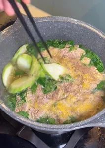 Female Singer Gains Praise After Preparing Heartfelt Meal for Her Mother - image 1