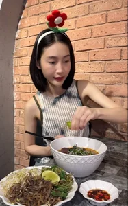 Female Singer Gains Praise After Preparing Heartfelt Meal for Her Mother - image 16
