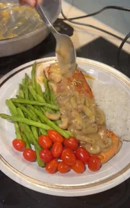 Female Singer Gains Praise After Preparing Heartfelt Meal for Her Mother - image 3
