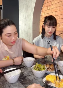 Female Singer Gains Praise After Preparing Heartfelt Meal for Her Mother - image 18
