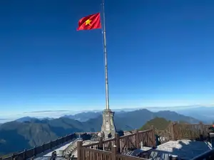 Fansipan's Early Season Frost: Majestic Peaks Covered in Ice, Inviting Travelers to Explore - image 1